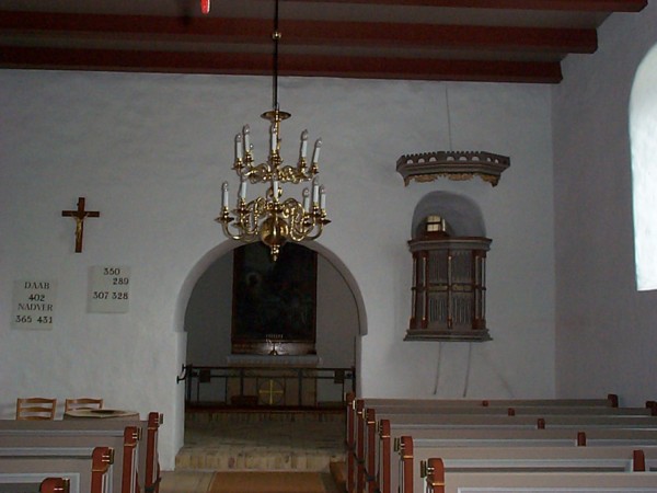 Ringive kirke_alter.jpg